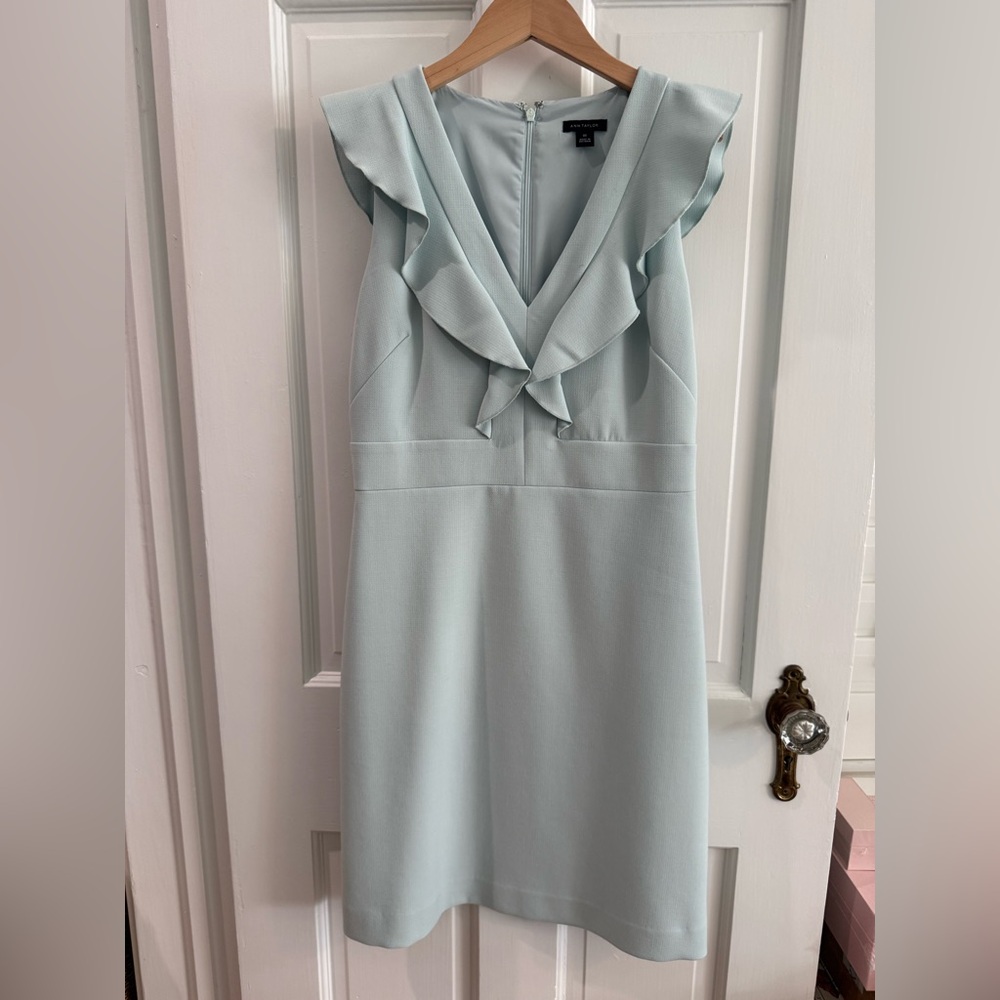 Ann Taylor Mint Green V Neck Sheath Dress Size 00
